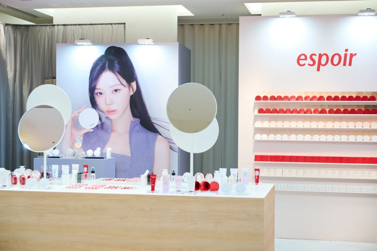 espoirブランドの化粧品展示コーナーの様子。モデルのポスターが飾られ、製品が陳列