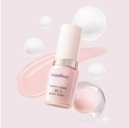 マキアージュのエッセンスリキッドEXブライトグロウが配置された、美容液ファンデーションの広告イメージ