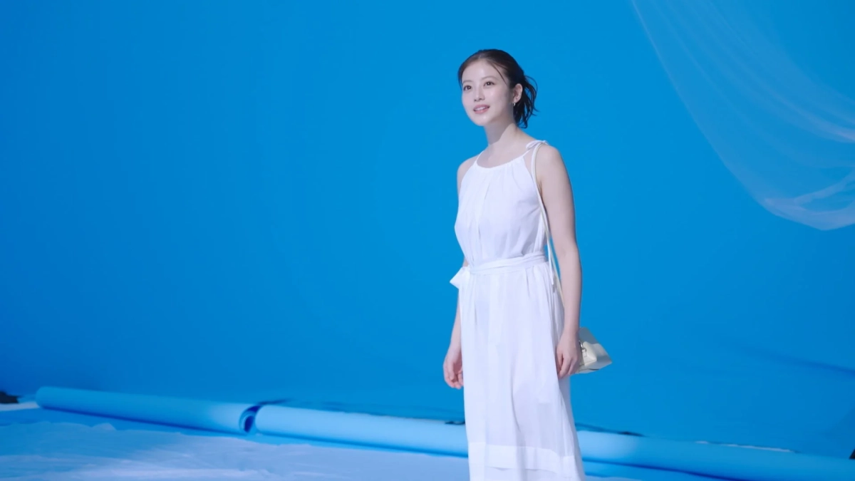 女性、白いドレス、笑顔、スタジオ撮影、青い背景、ファッション、ポートレート、爽やか、エレガント、夏、シンプル、透明感