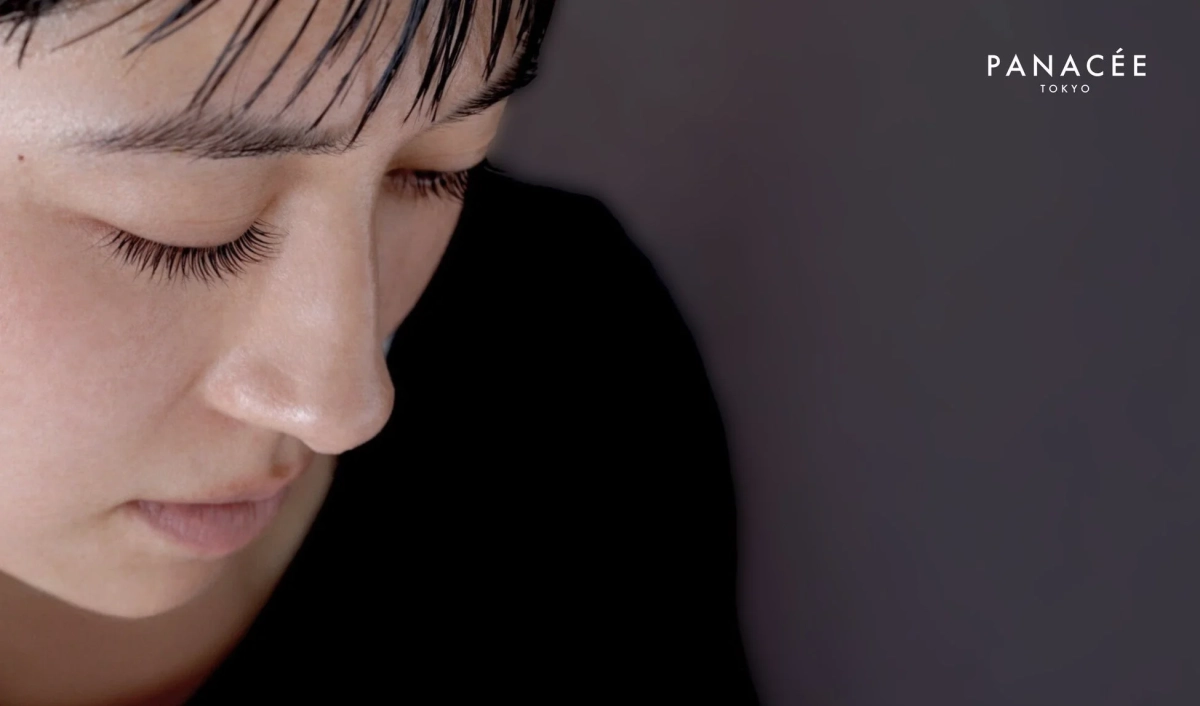 目を閉じた女性の横顔、まつげが強調され、PANACÉE TOKYOロゴあり