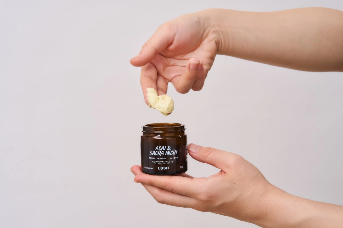 クレンザーを手に取っている画像