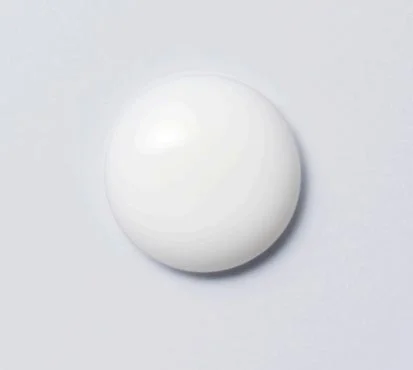 白い乳液の滴