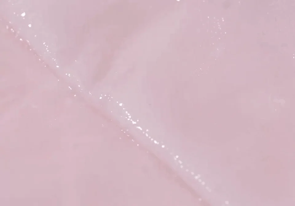 淡いピンク色の光沢のある抽象的な背景