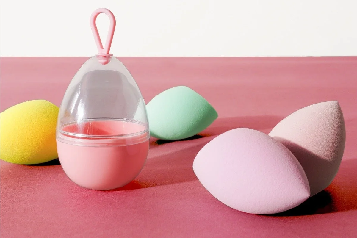 様々なパステルカラーのメイクスポンジと卵型ケース