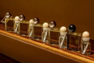 並べられた香水ボトル