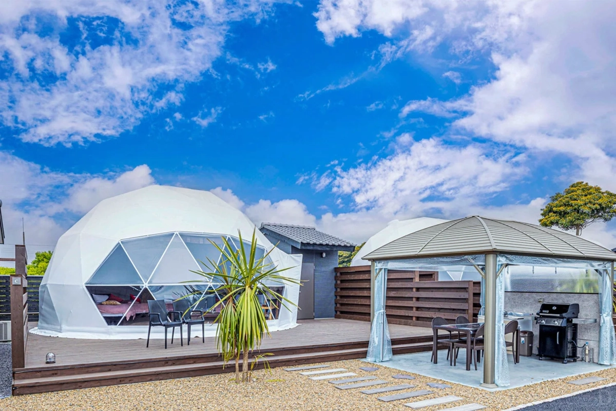 グランピングドームとバーベキュー