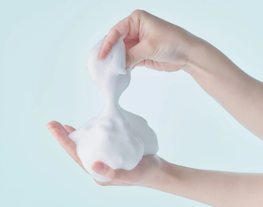 両手で泡を扱っている様子