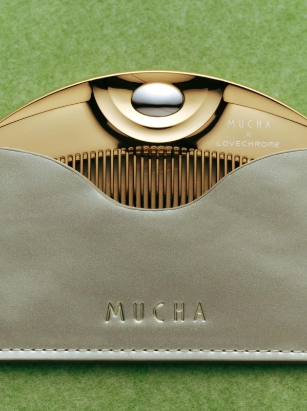 ミュシャとラブクロムのコラボコームとケース