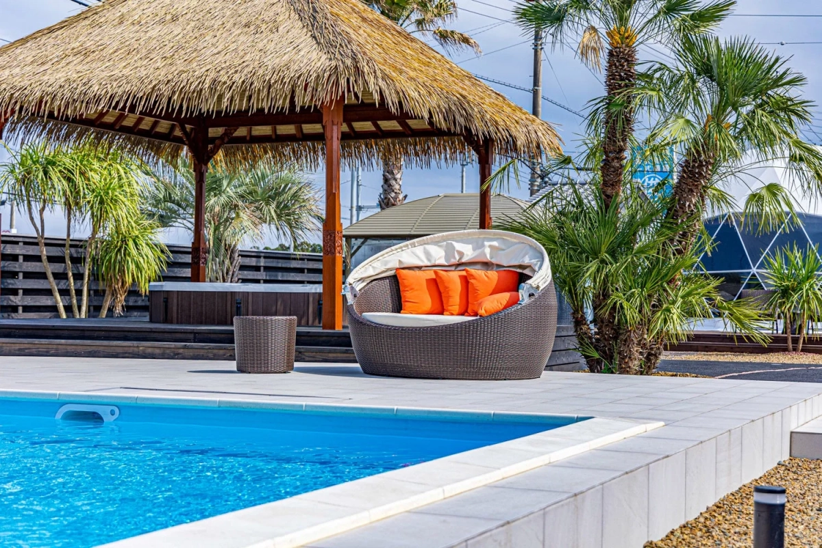 プールとガゼボ