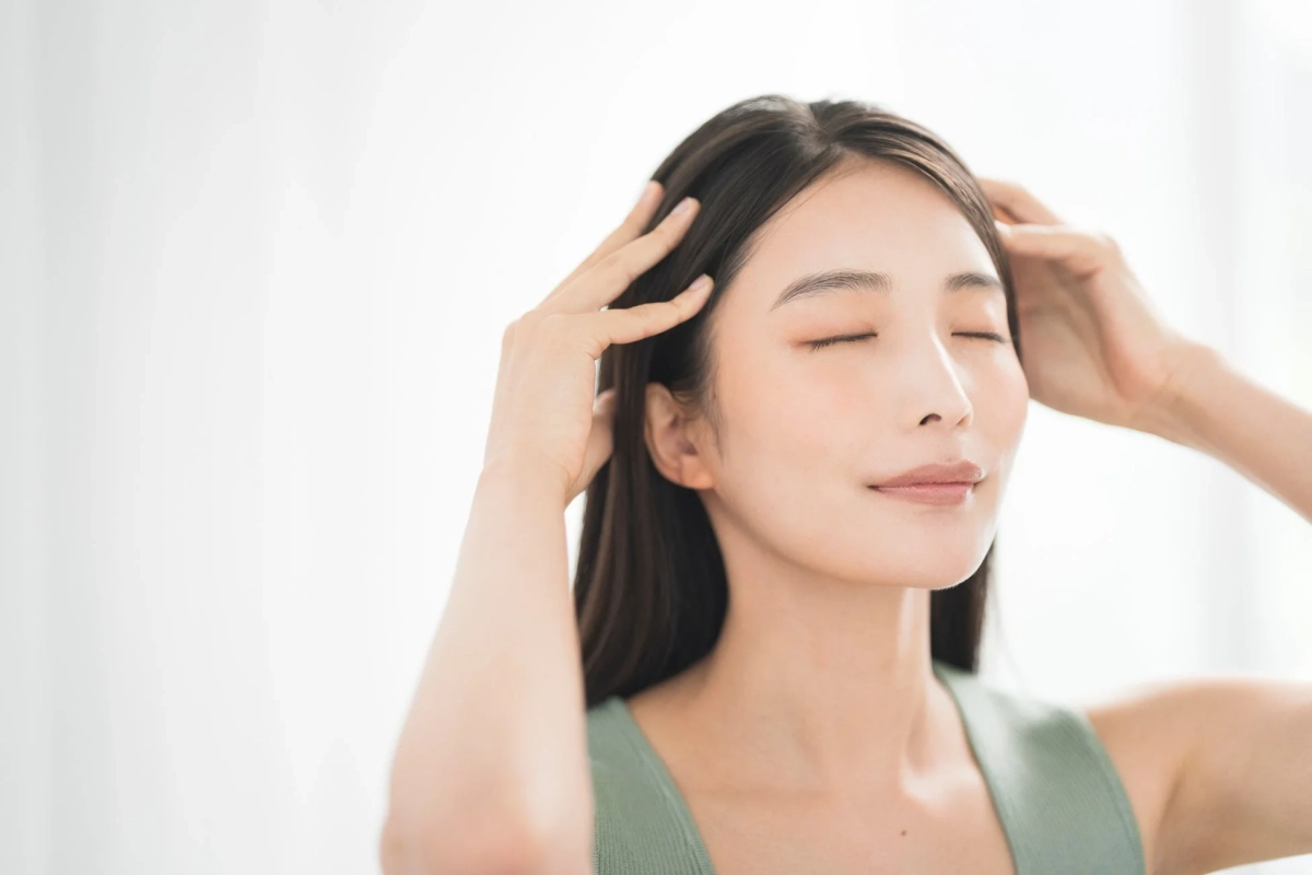 女性,アジア人,ヘアケア,頭皮マッサージ,美容,リラックス,癒し,スキンケア,ポートレート,笑顔,健康,美髪,自然光