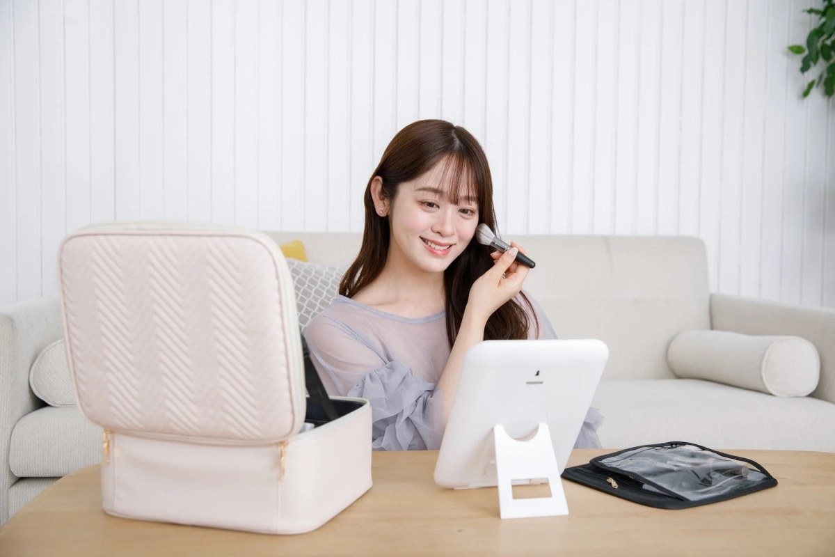 鏡を取り外して使う女性