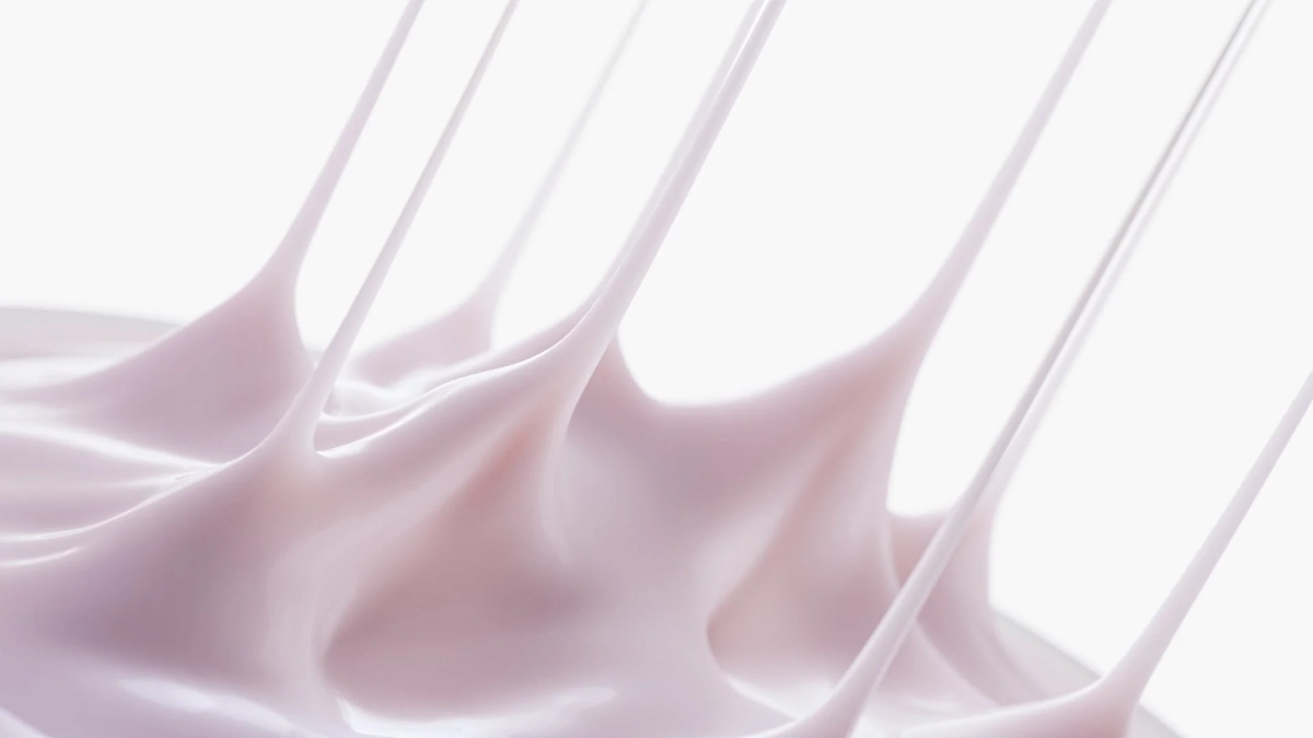 淡いピンク色のなめらかなクリーム状の物質