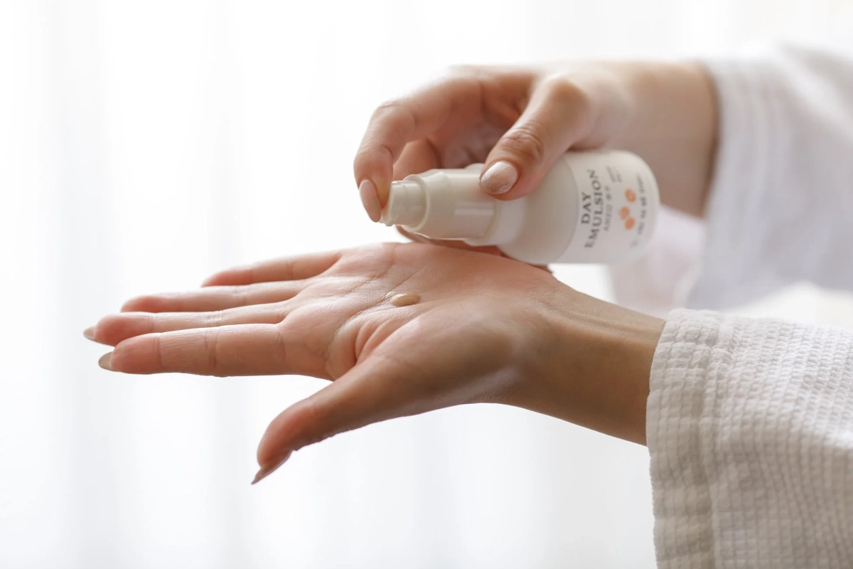 手のひらにDAY EMULSIONと書かれたボトルから乳液を1滴出している様子