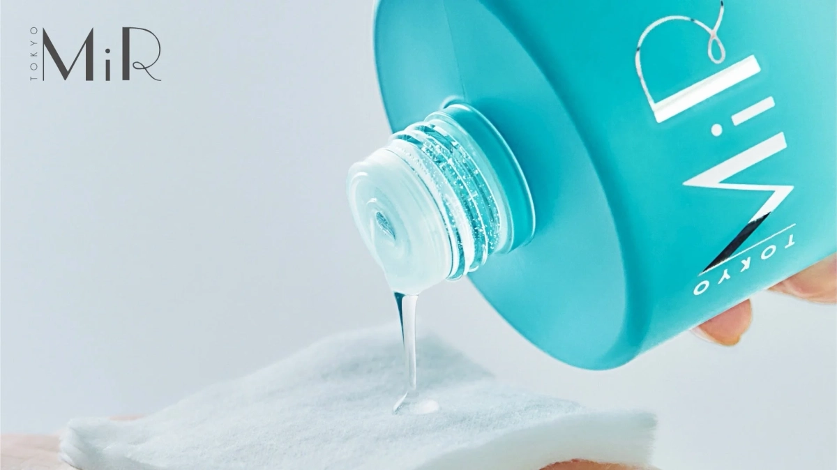 ボトルからコットンに液体を注ぐ様子