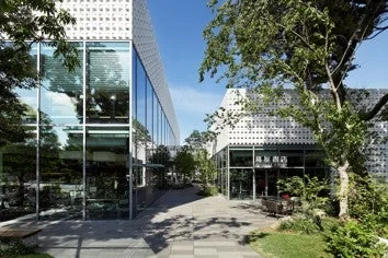 現代的なデザインのガラス張りの建物と庭園