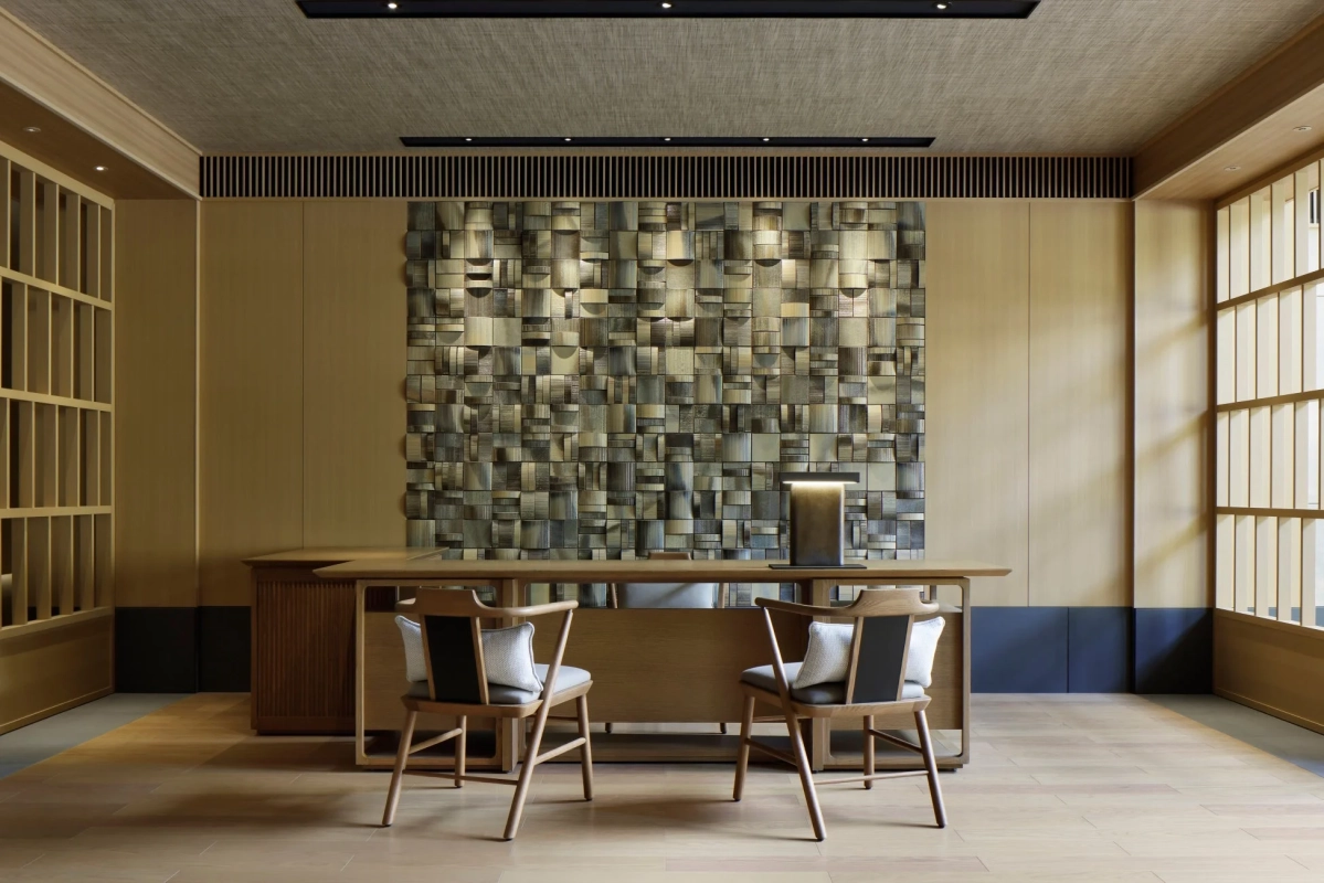 木製のデスクと椅子があるモダンなインテリア