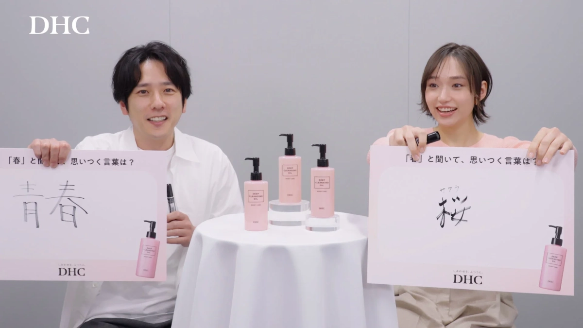 「春」から連想する言葉を答える二宮和也さんと白本彩奈さん