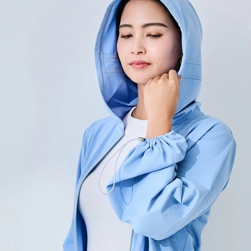 水色のフード付きジャケット