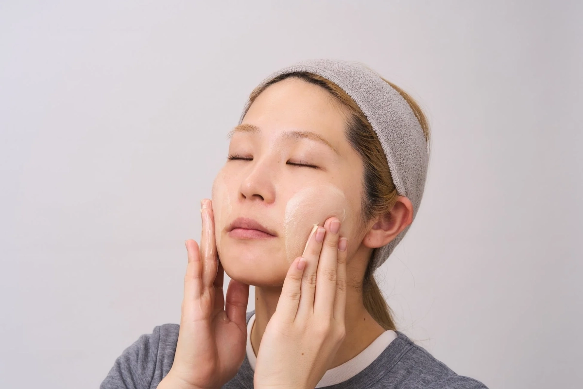 顔にクレンザーを塗布している画像