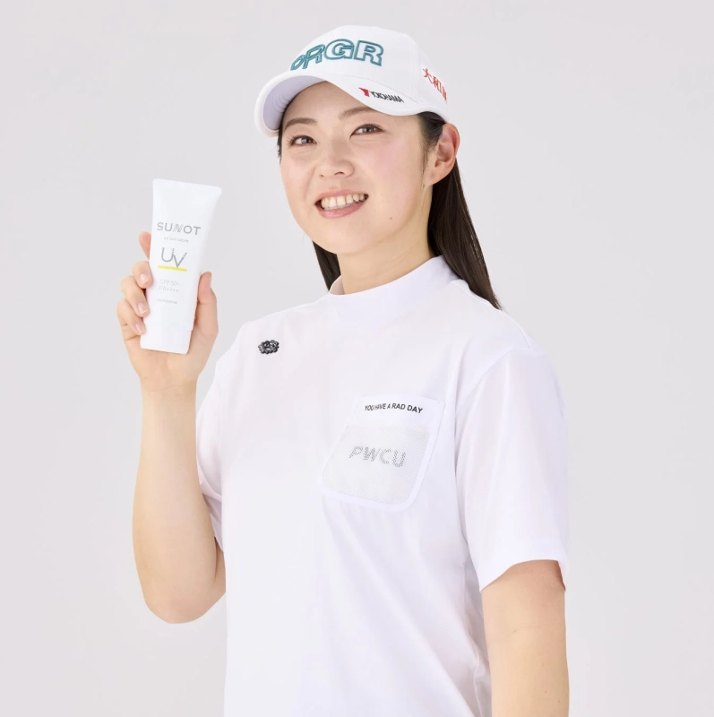 辻梨恵選手が製品を持っている画像