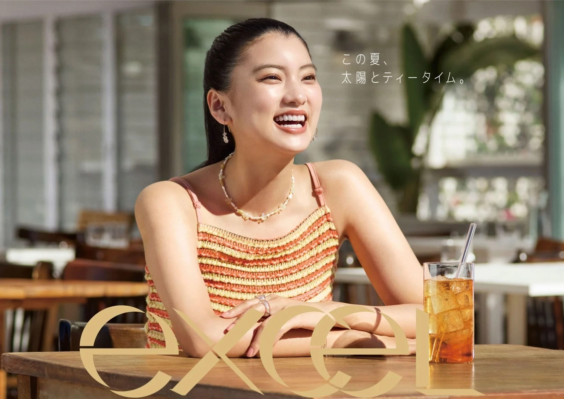 女性がティータイムを楽しむ様子