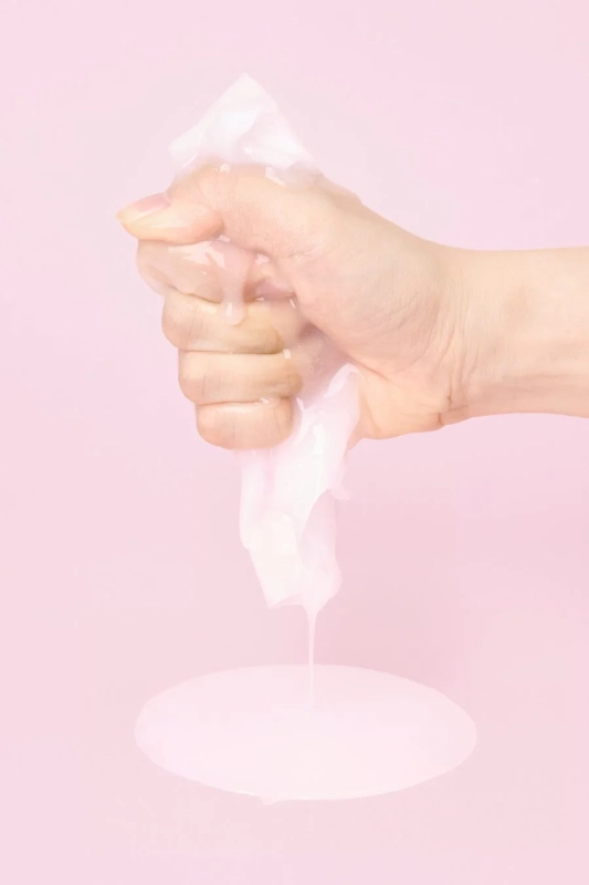 シートマスクから美容液が滴る様子