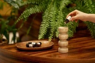 ディフューザーにオイルを注ぐ様子