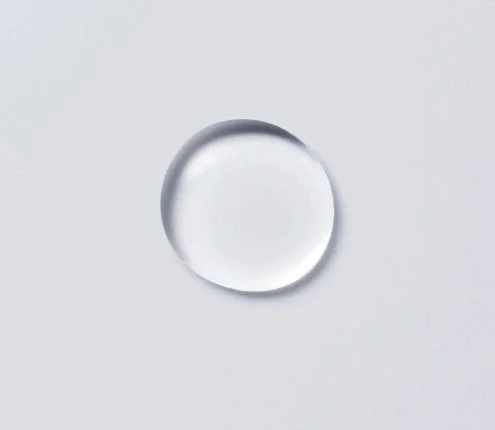 透明な化粧水の滴