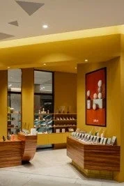 黄色い壁が特徴的な店内