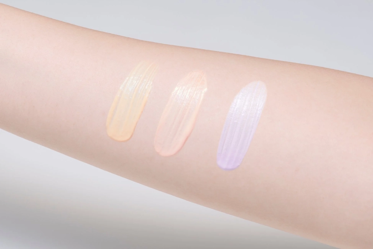 腕に3色の化粧品がスウォッチされた画像