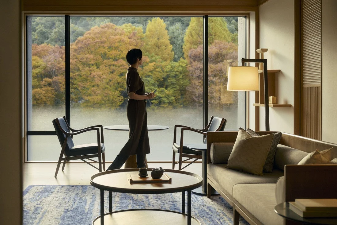 窓から紅葉の景色