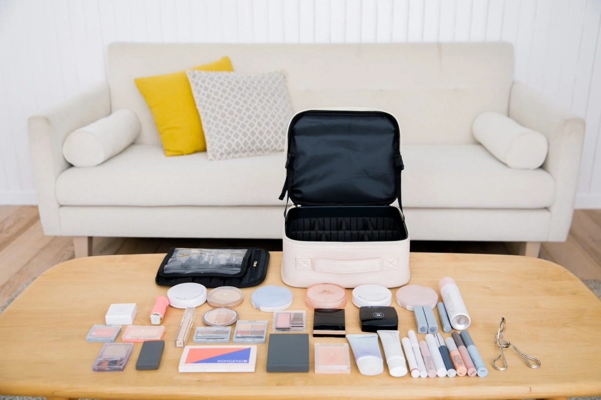テーブルに置かれたメイク用品とメイクボックス