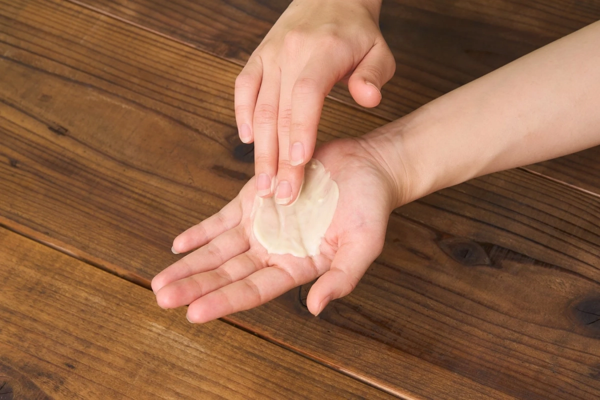 クレンザーを手のひらに広げている画像