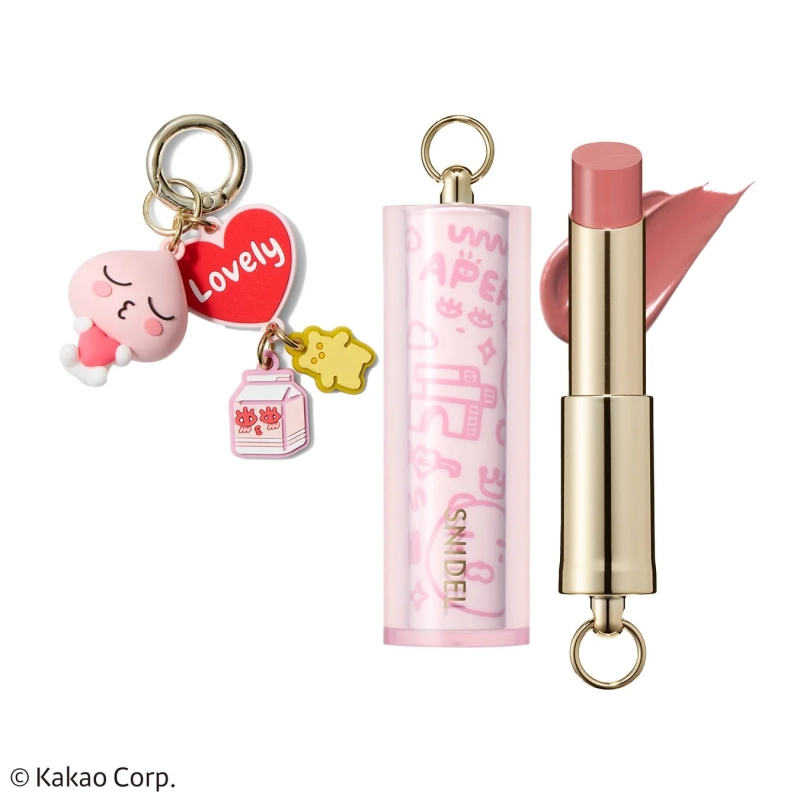 カカオフレンズのアピーチのキーホルダーと、ピンク色のスナイデルのリップスティック