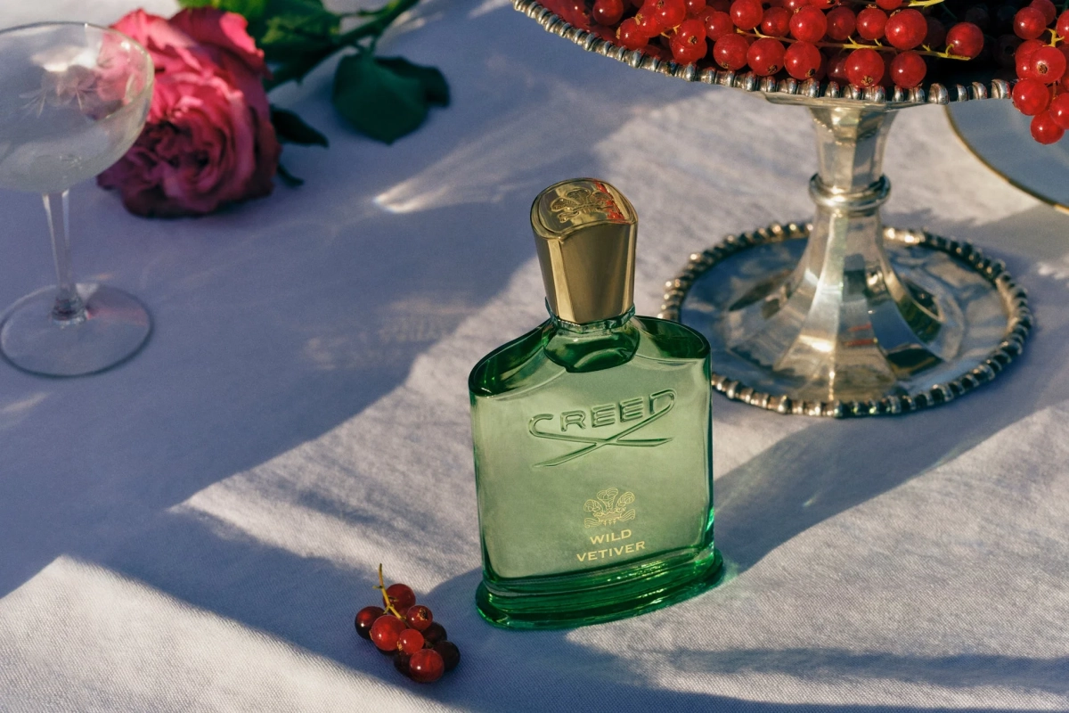 バラと香水ボトル