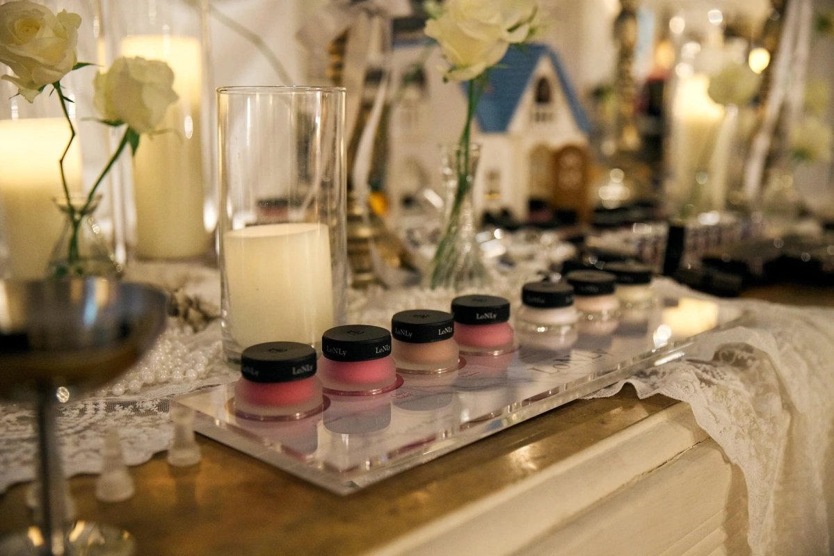 キャンドルとバラで飾られたテーブル