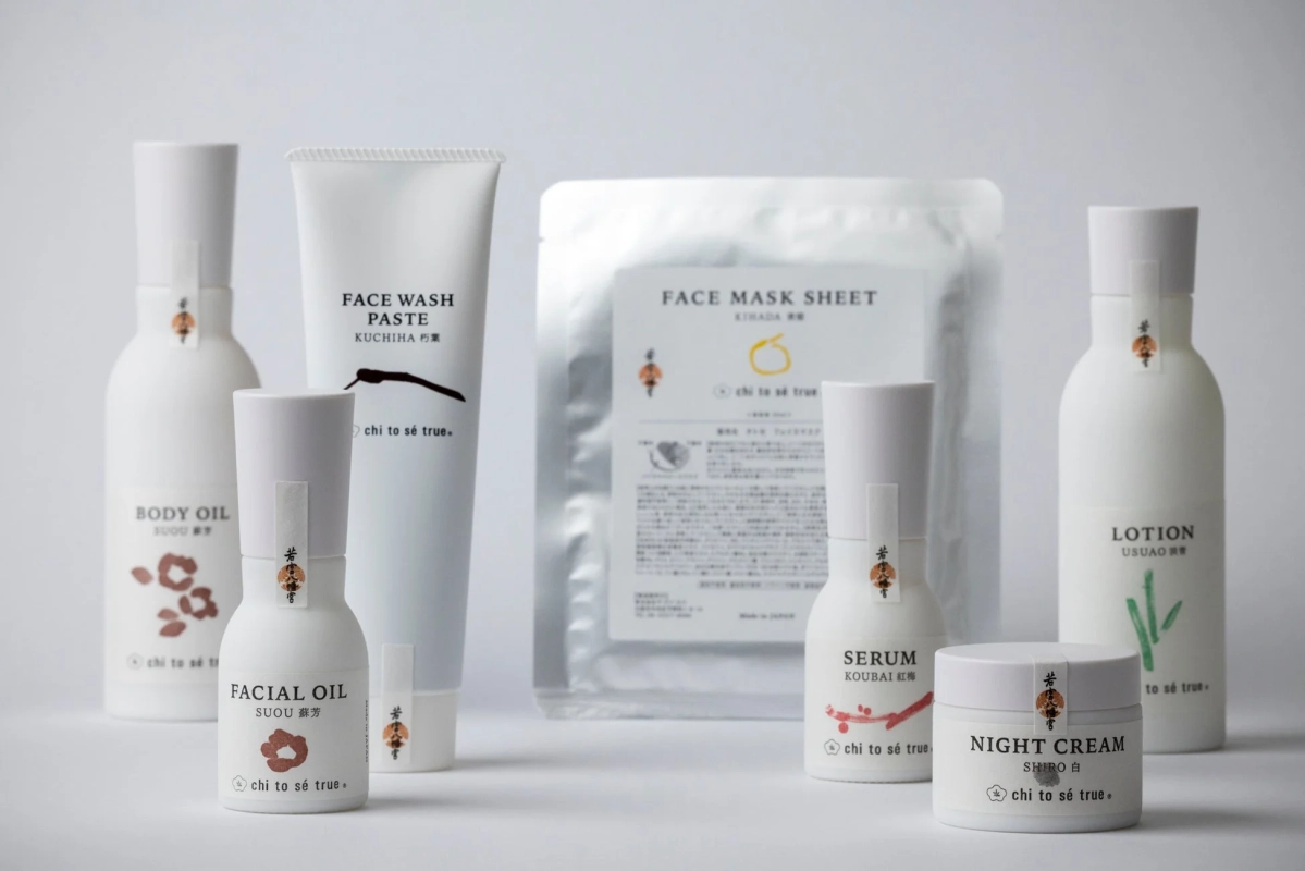 日本のスキンケアブランド「chi to sé true.」の様々な製品が並べられています