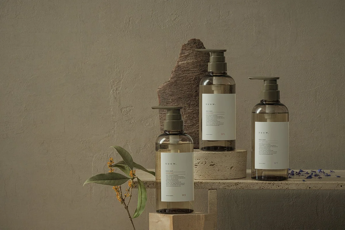 SUUW.のボディソープ3本と植物