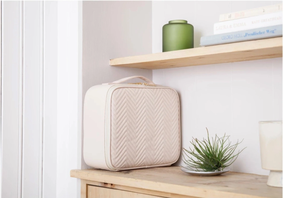 メイクボックスの収納とインテリアに馴染む様子