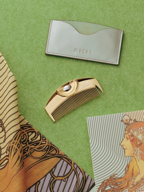 ミュシャデザインのコームと小物