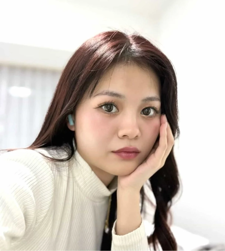 カメラを見つめる女性