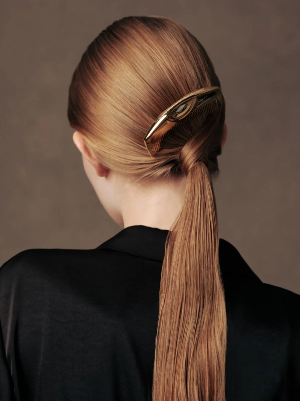 ポニーテールの女性とヘアアクセサリー