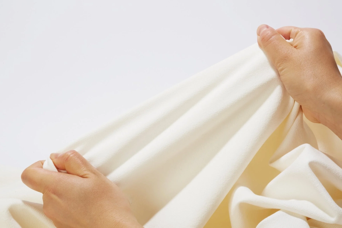 柔らかそうな布を引っ張る手