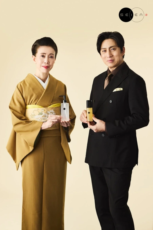 和装の女性とスーツの男性、商品ボトル