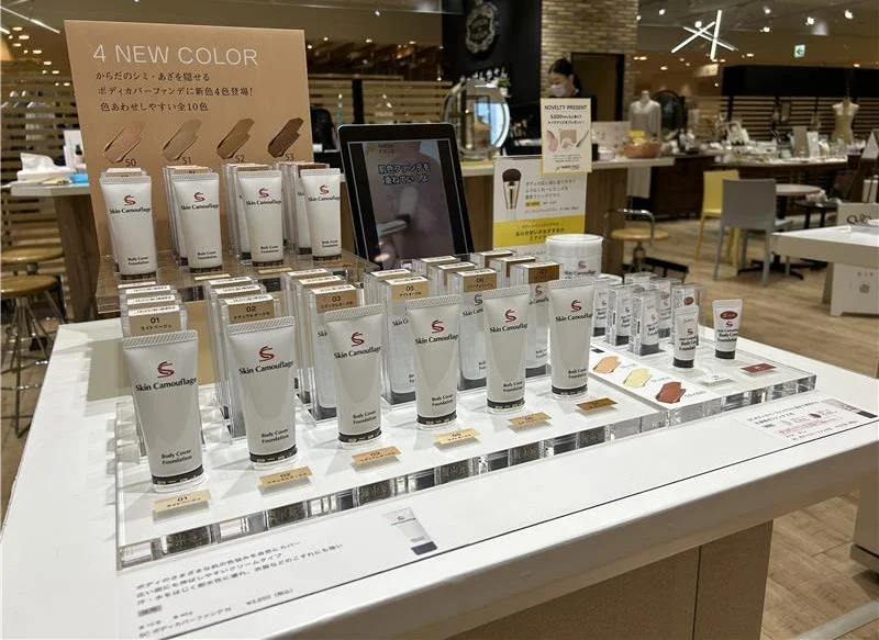 新色とノベルティのディスプレイ