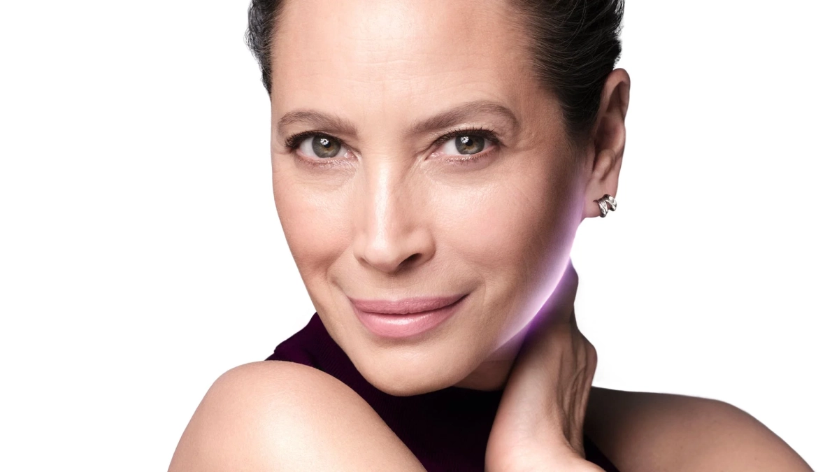 優しく微笑むミドルエイジの女性のポートレート