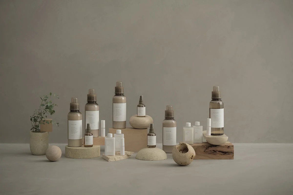 SUUM.ブランドのスキンケア製品ディスプレイ