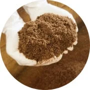 茶色の粉末状の物質が手のひらに盛られている様子