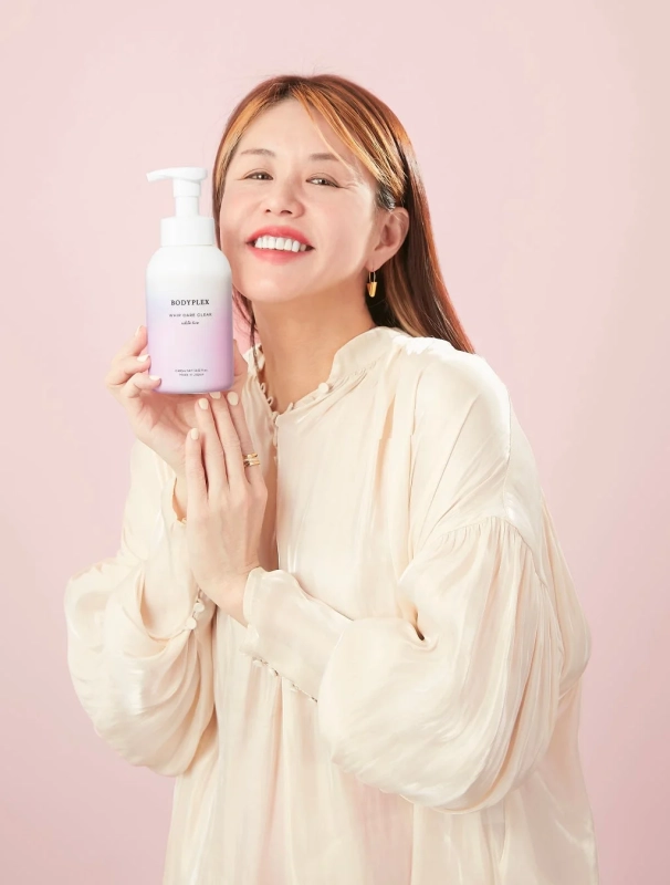 イガリシノブさんと商品ボトル