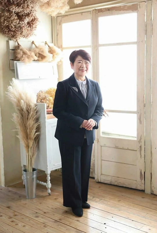 笑顔で立つ女性